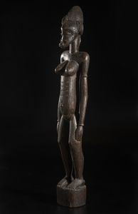 Senufo - Costa d'Avorio/Mali/Burkina Faso : Grande scultura antropomorfa femminile. Legno duro a patina scura.  - Asta Asta 422 | AFRICA, OCEANIA E AMERICHE - ARTIGIANATO AFRICANO: VARI COMMITTENTI E SELEZIONE DALLA COLLEZIONE BARTOLOMUCCI Online - Associazione Nazionale - Case d'Asta italiane