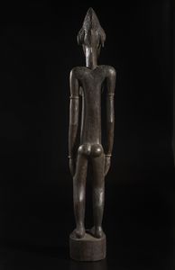 Senufo - Costa d'Avorio/Mali/Burkina Faso : Grande scultura antropomorfa femminile. Legno duro a patina scura.  - Asta Asta 422 | AFRICA, OCEANIA E AMERICHE - ARTIGIANATO AFRICANO: VARI COMMITTENTI E SELEZIONE DALLA COLLEZIONE BARTOLOMUCCI Online - Associazione Nazionale - Case d'Asta italiane