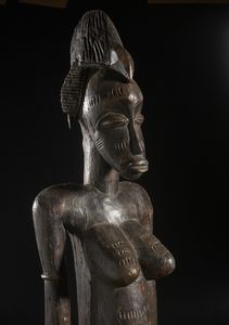 Senufo - Costa d'Avorio/Mali/Burkina Faso : Grande scultura antropomorfa femminile. Legno duro a patina scura.  - Asta Asta 422 | AFRICA, OCEANIA E AMERICHE - ARTIGIANATO AFRICANO: VARI COMMITTENTI E SELEZIONE DALLA COLLEZIONE BARTOLOMUCCI Online - Associazione Nazionale - Case d'Asta italiane