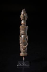 Chamba, Nigeria - Scultura antropomorfa stilizzata.Legno duro a patina marrone e ferro.