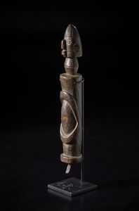 Chamba, Nigeria : Scultura antropomorfa stilizzata.Legno duro a patina marrone e ferro.  - Asta Asta 422 | AFRICA, OCEANIA E AMERICHE - ARTIGIANATO AFRICANO: VARI COMMITTENTI E SELEZIONE DALLA COLLEZIONE BARTOLOMUCCI Online - Associazione Nazionale - Case d'Asta italiane