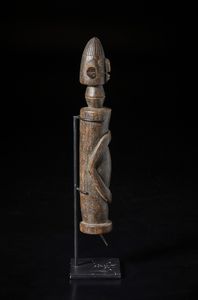 Chamba, Nigeria : Scultura antropomorfa stilizzata.Legno duro a patina marrone e ferro.  - Asta Asta 422 | AFRICA, OCEANIA E AMERICHE - ARTIGIANATO AFRICANO: VARI COMMITTENTI E SELEZIONE DALLA COLLEZIONE BARTOLOMUCCI Online - Associazione Nazionale - Case d'Asta italiane