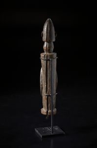 Chamba, Nigeria : Scultura antropomorfa stilizzata.Legno duro a patina marrone e ferro.  - Asta Asta 422 | AFRICA, OCEANIA E AMERICHE - ARTIGIANATO AFRICANO: VARI COMMITTENTI E SELEZIONE DALLA COLLEZIONE BARTOLOMUCCI Online - Associazione Nazionale - Case d'Asta italiane