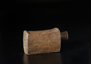 Baule - Costa d'Avorio : Seggio. Legno duro a patina marrone.  - Asta Asta 422 | AFRICA, OCEANIA E AMERICHE - ARTIGIANATO AFRICANO: VARI COMMITTENTI E SELEZIONE DALLA COLLEZIONE BARTOLOMUCCI Online - Associazione Nazionale - Case d'Asta italiane