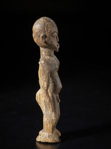 Lobi - Burkina Faso : Scultura antropomorfa Bateba.Legno duro a patina chiara.  - Asta Asta 422 | AFRICA, OCEANIA E AMERICHE - ARTIGIANATO AFRICANO: VARI COMMITTENTI E SELEZIONE DALLA COLLEZIONE BARTOLOMUCCI Online - Associazione Nazionale - Case d'Asta italiane