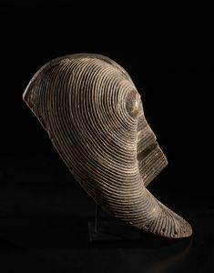 Songye - Repubblica Democratica del Congo : Maschera Kifwebe. Legno a patina naturale, caolino e pigmenti.  - Asta Asta 422 | AFRICA, OCEANIA E AMERICHE - ARTIGIANATO AFRICANO: VARI COMMITTENTI E SELEZIONE DALLA COLLEZIONE BARTOLOMUCCI Online - Associazione Nazionale - Case d'Asta italiane