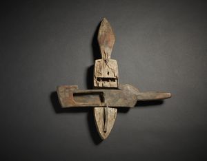 Dogon - Mali : Serratura  per porta di granaio. Legno duro a patina chiara e ferro.  - Asta Asta 422 | AFRICA, OCEANIA E AMERICHE - ARTIGIANATO AFRICANO: VARI COMMITTENTI E SELEZIONE DALLA COLLEZIONE BARTOLOMUCCI Online - Associazione Nazionale - Case d'Asta italiane