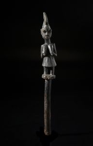 Yoruba -Nigeria - Scettro con figura antropomorfa o Shango. Legno duro a patina nera.