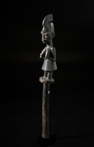 Yoruba -Nigeria : Scettro con figura antropomorfa o Shango. Legno duro a patina nera.  - Asta Asta 422 | AFRICA, OCEANIA E AMERICHE - ARTIGIANATO AFRICANO: VARI COMMITTENTI E SELEZIONE DALLA COLLEZIONE BARTOLOMUCCI Online - Associazione Nazionale - Case d'Asta italiane