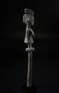 Yoruba -Nigeria : Scettro con figura antropomorfa o Shango. Legno duro a patina nera.  - Asta Asta 422 | AFRICA, OCEANIA E AMERICHE - ARTIGIANATO AFRICANO: VARI COMMITTENTI E SELEZIONE DALLA COLLEZIONE BARTOLOMUCCI Online - Associazione Nazionale - Case d'Asta italiane