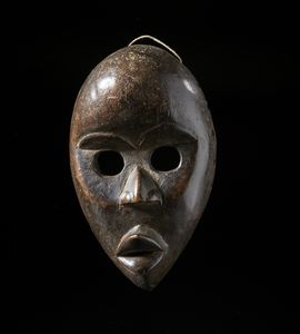 Dan - Costa d'Avorio/Liberia - Maschera antropomorfa. Legno duro a patina scura.