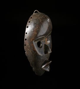 Dan - Costa d'Avorio/Liberia : Maschera antropomorfa. Legno duro a patina scura.  - Asta Asta 422 | AFRICA, OCEANIA E AMERICHE - ARTIGIANATO AFRICANO: VARI COMMITTENTI E SELEZIONE DALLA COLLEZIONE BARTOLOMUCCI Online - Associazione Nazionale - Case d'Asta italiane