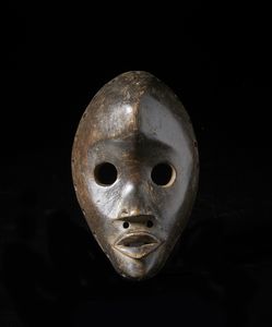 Dan - Costa d'Avorio/Liberia - Maschera antropomorfa con occhi circolari.Legno duro a patina scura.