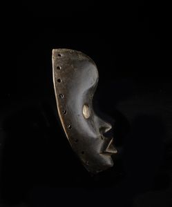 Dan - Costa d'Avorio/Liberia : Maschera antropomorfa con occhi circolari.Legno duro a patina scura.  - Asta Asta 422 | AFRICA, OCEANIA E AMERICHE - ARTIGIANATO AFRICANO: VARI COMMITTENTI E SELEZIONE DALLA COLLEZIONE BARTOLOMUCCI Online - Associazione Nazionale - Case d'Asta italiane