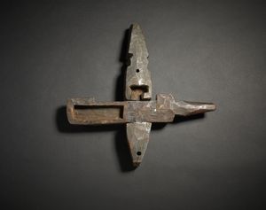 Dogon - Mali : Serratura per porta di granaio. Legno a patina bruna.  - Asta Asta 422 | AFRICA, OCEANIA E AMERICHE - ARTIGIANATO AFRICANO: VARI COMMITTENTI E SELEZIONE DALLA COLLEZIONE BARTOLOMUCCI Online - Associazione Nazionale - Case d'Asta italiane