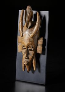 Senufo - Costa d'Avorio/Mali/Burkina Faso : Piccola maschera antropozoomorfa KpelieLegno duro a patina chiara.  - Asta Asta 422 | AFRICA, OCEANIA E AMERICHE - ARTIGIANATO AFRICANO: VARI COMMITTENTI E SELEZIONE DALLA COLLEZIONE BARTOLOMUCCI Online - Associazione Nazionale - Case d'Asta italiane