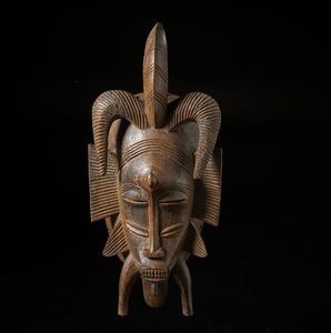 Senufo - Costa d'Avorio/Mali - Maschera antropozoomorfa kpeli. Legno duro a patina marrone.