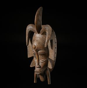 Senufo - Costa d'Avorio/Mali : Maschera antropozoomorfa kpeli. Legno duro a patina marrone.  - Asta Asta 422 | AFRICA, OCEANIA E AMERICHE - ARTIGIANATO AFRICANO: VARI COMMITTENTI E SELEZIONE DALLA COLLEZIONE BARTOLOMUCCI Online - Associazione Nazionale - Case d'Asta italiane