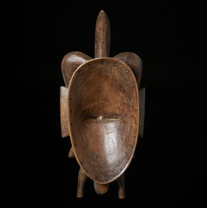 Senufo - Costa d'Avorio/Mali : Maschera antropozoomorfa kpeli. Legno duro a patina marrone.  - Asta Asta 422 | AFRICA, OCEANIA E AMERICHE - ARTIGIANATO AFRICANO: VARI COMMITTENTI E SELEZIONE DALLA COLLEZIONE BARTOLOMUCCI Online - Associazione Nazionale - Case d'Asta italiane