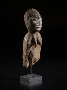 Yoruba -Nigeria : Frammento di scultura antropomorfa. Legno e patina naturale e scura con tracce di caolino.  - Asta Asta 422 | AFRICA, OCEANIA E AMERICHE - ARTIGIANATO AFRICANO: VARI COMMITTENTI E SELEZIONE DALLA COLLEZIONE BARTOLOMUCCI Online - Associazione Nazionale - Case d'Asta italiane