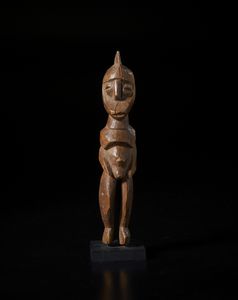 Igbo - Nigeria - Scultura antropomorfa. Legno a patina chiara.