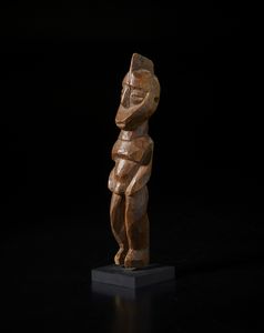 Igbo - Nigeria : Scultura antropomorfa. Legno a patina chiara.  - Asta Asta 422 | AFRICA, OCEANIA E AMERICHE - ARTIGIANATO AFRICANO: VARI COMMITTENTI E SELEZIONE DALLA COLLEZIONE BARTOLOMUCCI Online - Associazione Nazionale - Case d'Asta italiane