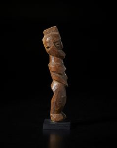 Igbo - Nigeria : Scultura antropomorfa. Legno a patina chiara.  - Asta Asta 422 | AFRICA, OCEANIA E AMERICHE - ARTIGIANATO AFRICANO: VARI COMMITTENTI E SELEZIONE DALLA COLLEZIONE BARTOLOMUCCI Online - Associazione Nazionale - Case d'Asta italiane