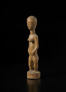 Baule - Costa d'Avorio : Scultura antropomorfa. Legno a patina naturale.  - Asta Asta 422 | AFRICA, OCEANIA E AMERICHE - ARTIGIANATO AFRICANO: VARI COMMITTENTI E SELEZIONE DALLA COLLEZIONE BARTOLOMUCCI Online - Associazione Nazionale - Case d'Asta italiane