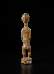 Baule - Costa d'Avorio : Scultura antropomorfa. Legno a patina naturale.  - Asta Asta 422 | AFRICA, OCEANIA E AMERICHE - ARTIGIANATO AFRICANO: VARI COMMITTENTI E SELEZIONE DALLA COLLEZIONE BARTOLOMUCCI Online - Associazione Nazionale - Case d'Asta italiane