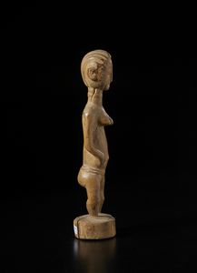 Baule - Costa d'Avorio : Scultura antropomorfa. Legno a patina naturale.  - Asta Asta 422 | AFRICA, OCEANIA E AMERICHE - ARTIGIANATO AFRICANO: VARI COMMITTENTI E SELEZIONE DALLA COLLEZIONE BARTOLOMUCCI Online - Associazione Nazionale - Case d'Asta italiane