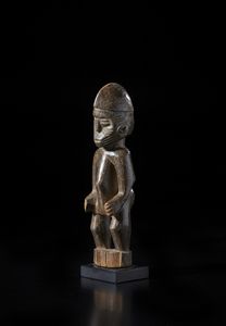 Senufo - Costa d'Avorio/Mali : Scultura antropomorfa.Legno duro a patina scura.  - Asta Asta 422 | AFRICA, OCEANIA E AMERICHE - ARTIGIANATO AFRICANO: VARI COMMITTENTI E SELEZIONE DALLA COLLEZIONE BARTOLOMUCCI Online - Associazione Nazionale - Case d'Asta italiane