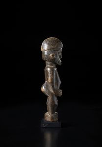 Senufo - Costa d'Avorio/Mali : Scultura antropomorfa.Legno duro a patina scura.  - Asta Asta 422 | AFRICA, OCEANIA E AMERICHE - ARTIGIANATO AFRICANO: VARI COMMITTENTI E SELEZIONE DALLA COLLEZIONE BARTOLOMUCCI Online - Associazione Nazionale - Case d'Asta italiane