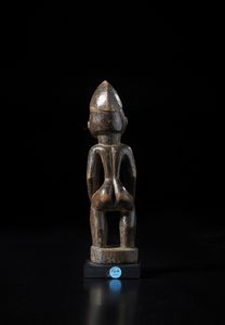 Senufo - Costa d'Avorio/Mali : Scultura antropomorfa.Legno duro a patina scura.  - Asta Asta 422 | AFRICA, OCEANIA E AMERICHE - ARTIGIANATO AFRICANO: VARI COMMITTENTI E SELEZIONE DALLA COLLEZIONE BARTOLOMUCCI Online - Associazione Nazionale - Case d'Asta italiane