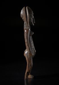 Bambara - Mali : Scultura antropomorfa.Legno duro a patina scura.  - Asta Asta 422 | AFRICA, OCEANIA E AMERICHE - ARTIGIANATO AFRICANO: VARI COMMITTENTI E SELEZIONE DALLA COLLEZIONE BARTOLOMUCCI Online - Associazione Nazionale - Case d'Asta italiane