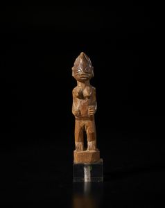 Yoruba -Nigeria - Scultura antropomorfa. Legno duro a patina marrone.