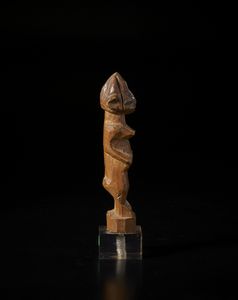 Yoruba -Nigeria : Scultura antropomorfa. Legno duro a patina marrone.  - Asta Asta 422 | AFRICA, OCEANIA E AMERICHE - ARTIGIANATO AFRICANO: VARI COMMITTENTI E SELEZIONE DALLA COLLEZIONE BARTOLOMUCCI Online - Associazione Nazionale - Case d'Asta italiane