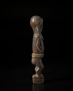 Fang - Gabon : Scultura antropomorfa. Legno duro a patina scura.  - Asta Asta 422 | AFRICA, OCEANIA E AMERICHE - ARTIGIANATO AFRICANO: VARI COMMITTENTI E SELEZIONE DALLA COLLEZIONE BARTOLOMUCCI Online - Associazione Nazionale - Case d'Asta italiane