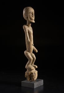 Dogon - Mali : Scultura antropomorfa. Legno a patina naturale.  - Asta Asta 422 | AFRICA, OCEANIA E AMERICHE - ARTIGIANATO AFRICANO: VARI COMMITTENTI E SELEZIONE DALLA COLLEZIONE BARTOLOMUCCI Online - Associazione Nazionale - Case d'Asta italiane