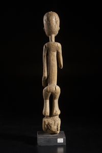 Dogon - Mali : Scultura antropomorfa. Legno a patina naturale.  - Asta Asta 422 | AFRICA, OCEANIA E AMERICHE - ARTIGIANATO AFRICANO: VARI COMMITTENTI E SELEZIONE DALLA COLLEZIONE BARTOLOMUCCI Online - Associazione Nazionale - Case d'Asta italiane