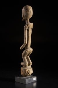 Dogon - Mali : Scultura antropomorfa. Legno a patina naturale.  - Asta Asta 422 | AFRICA, OCEANIA E AMERICHE - ARTIGIANATO AFRICANO: VARI COMMITTENTI E SELEZIONE DALLA COLLEZIONE BARTOLOMUCCI Online - Associazione Nazionale - Case d'Asta italiane