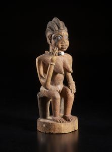 Yoruba -Nigeria - Scultura antropomorfa femminile seduta su seggio. Legno a patina naturale, pigmenti e perline.