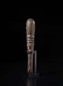 Lobi - Burkina Faso/Costa d'Avorio : Scultura in forma di testa antropomorfa con collo allungato.Legno a patina marrone.  - Asta Asta 422 | AFRICA, OCEANIA E AMERICHE - ARTIGIANATO AFRICANO: VARI COMMITTENTI E SELEZIONE DALLA COLLEZIONE BARTOLOMUCCI Online - Associazione Nazionale - Case d'Asta italiane