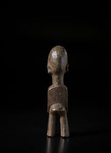 Lobi - Burkina Faso : Scultura antropomorfa Bateba. Legno duro a patina scura.  - Asta Asta 422 | AFRICA, OCEANIA E AMERICHE - ARTIGIANATO AFRICANO: VARI COMMITTENTI E SELEZIONE DALLA COLLEZIONE BARTOLOMUCCI Online - Associazione Nazionale - Case d'Asta italiane