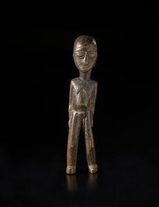 Lobi - Burkina Faso : Scultura antropomorfa Bateba.Legno duro a patina marrone.  - Asta Asta 422 | AFRICA, OCEANIA E AMERICHE - ARTIGIANATO AFRICANO: VARI COMMITTENTI E SELEZIONE DALLA COLLEZIONE BARTOLOMUCCI Online - Associazione Nazionale - Case d'Asta italiane