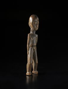 Lobi - Burkina Faso : Scultura antropomorfa Bateba.Legno duro a patina marrone.  - Asta Asta 422 | AFRICA, OCEANIA E AMERICHE - ARTIGIANATO AFRICANO: VARI COMMITTENTI E SELEZIONE DALLA COLLEZIONE BARTOLOMUCCI Online - Associazione Nazionale - Case d'Asta italiane