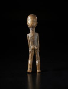 Lobi - Burkina Faso : Scultura antropomorfa Bateba.Legno duro a patina marrone.  - Asta Asta 422 | AFRICA, OCEANIA E AMERICHE - ARTIGIANATO AFRICANO: VARI COMMITTENTI E SELEZIONE DALLA COLLEZIONE BARTOLOMUCCI Online - Associazione Nazionale - Case d'Asta italiane