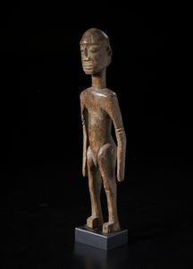 Lobi - Burkina Faso : Scultura antropomorfa.Legno duro a  patina marrone.  - Asta Asta 422 | AFRICA, OCEANIA E AMERICHE - ARTIGIANATO AFRICANO: VARI COMMITTENTI E SELEZIONE DALLA COLLEZIONE BARTOLOMUCCI Online - Associazione Nazionale - Case d'Asta italiane