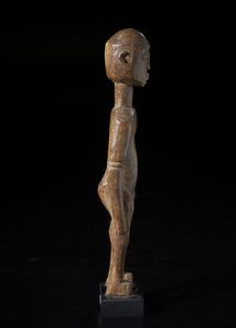 Lobi - Burkina Faso : Scultura antropomorfa.Legno duro a  patina marrone.  - Asta Asta 422 | AFRICA, OCEANIA E AMERICHE - ARTIGIANATO AFRICANO: VARI COMMITTENTI E SELEZIONE DALLA COLLEZIONE BARTOLOMUCCI Online - Associazione Nazionale - Case d'Asta italiane