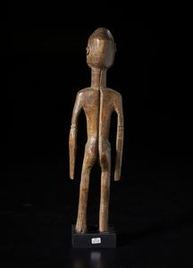 Lobi - Burkina Faso : Scultura antropomorfa.Legno duro a  patina marrone.  - Asta Asta 422 | AFRICA, OCEANIA E AMERICHE - ARTIGIANATO AFRICANO: VARI COMMITTENTI E SELEZIONE DALLA COLLEZIONE BARTOLOMUCCI Online - Associazione Nazionale - Case d'Asta italiane