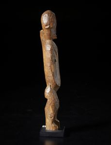 Lobi - Burkina Faso : Scultura antropomorfa con braccio alzato Bateba. Legno duro a patina chiara.  - Asta Asta 422 | AFRICA, OCEANIA E AMERICHE - ARTIGIANATO AFRICANO: VARI COMMITTENTI E SELEZIONE DALLA COLLEZIONE BARTOLOMUCCI Online - Associazione Nazionale - Case d'Asta italiane